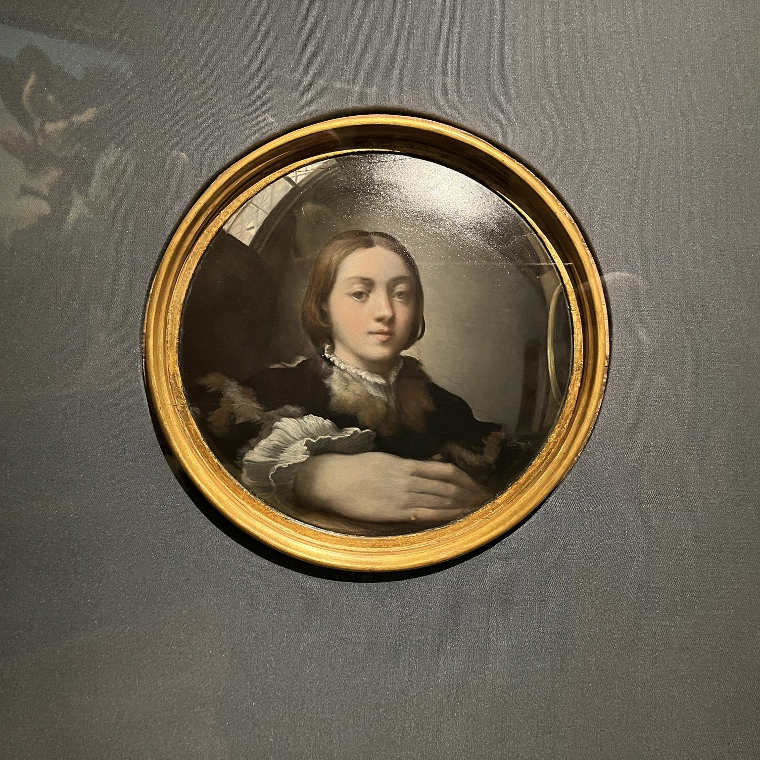 Il giovane pittore dal volto gentile: l’illusione perfetta dell’Autoritratto allo specchio convesso di Parmigianino